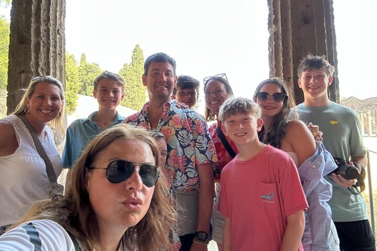 grupp inimesi, kes poseerivad pildi jaoks