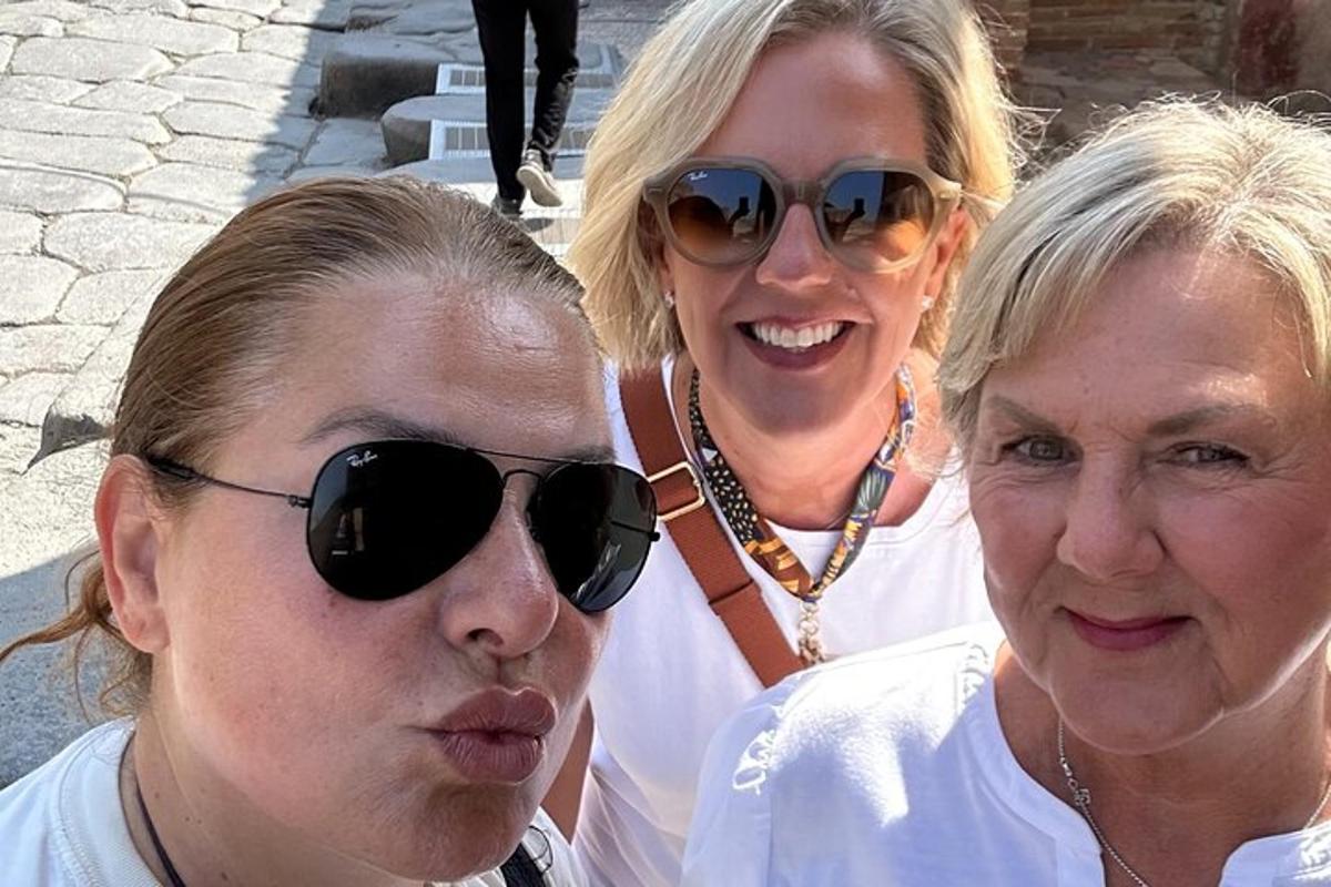 dvě ženy stojící vedle sebe se slunečními brýlemi