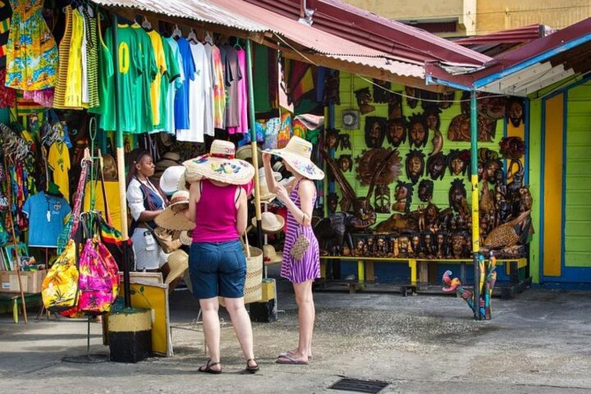 két nő áll egy piac előtt, pricedpricedpricedpriced