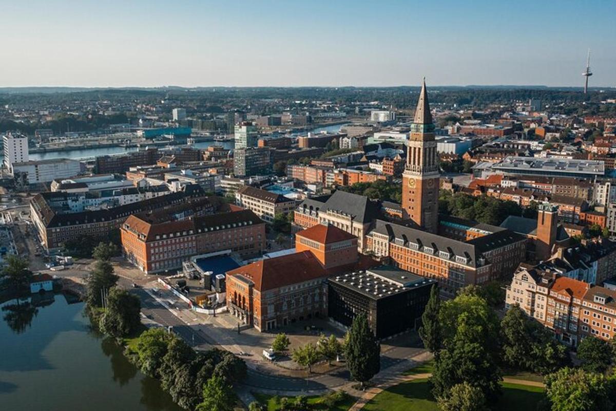 Letecký pohled na město s kostelem