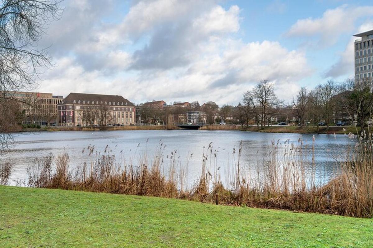 城市中大湖的景色