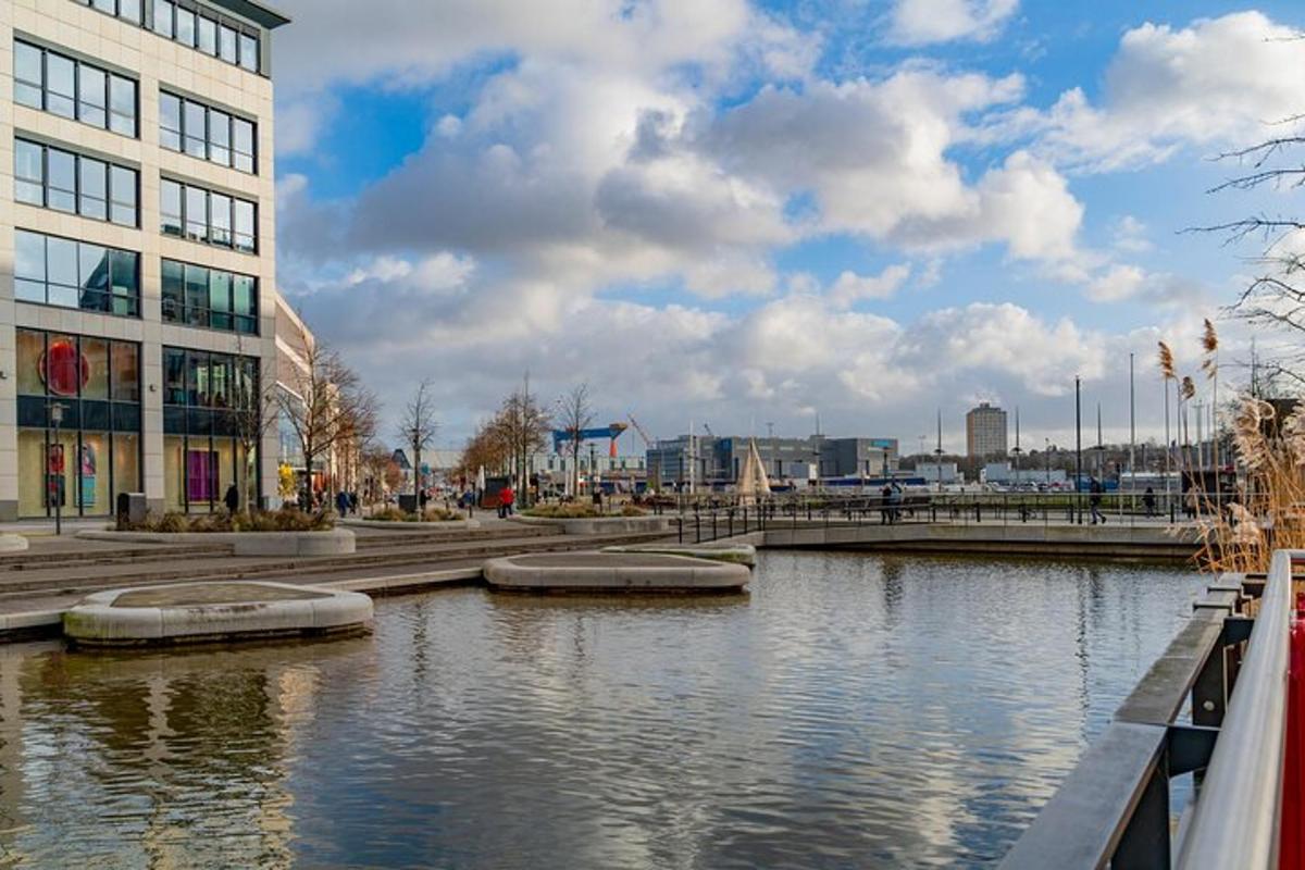 一座有建筑物的城市中的一条河流和一座建筑物