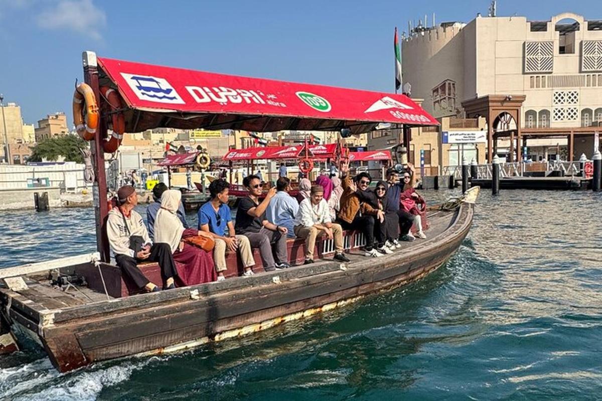un gruppo di persone sedute su una barca in acqua