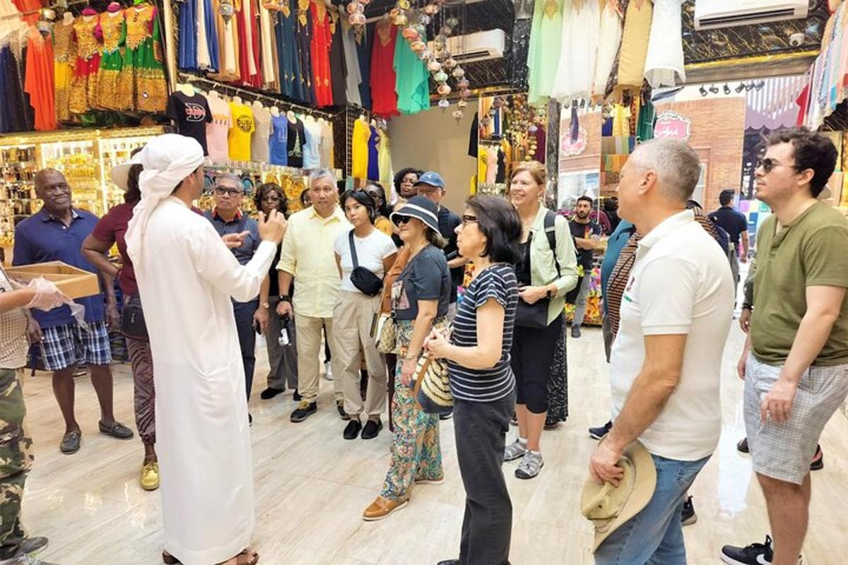 un uomo che parla con una donna in un centro commerciale