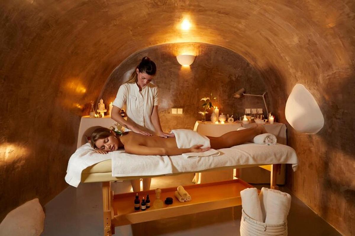 een vrouw die een massage krijgt in een spa