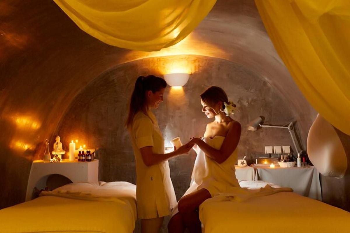 twee vrouwen staan in een kamer met bedden