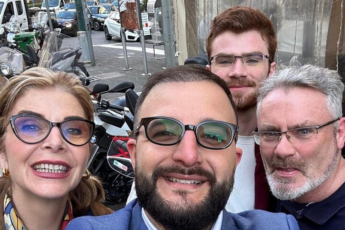 un grup de oameni care pozează pentru o fotografie