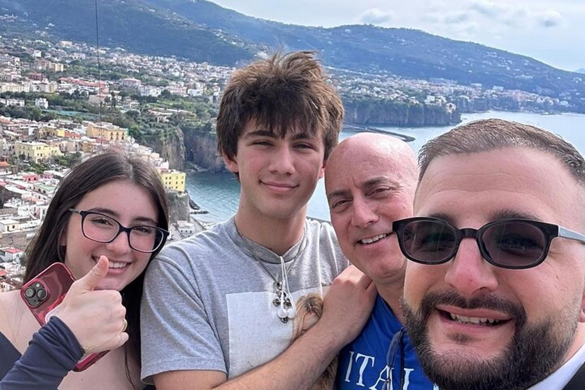 μια ομάδα τεσσάρων ατόμων που ποζάρουν για μια φωτογραφία