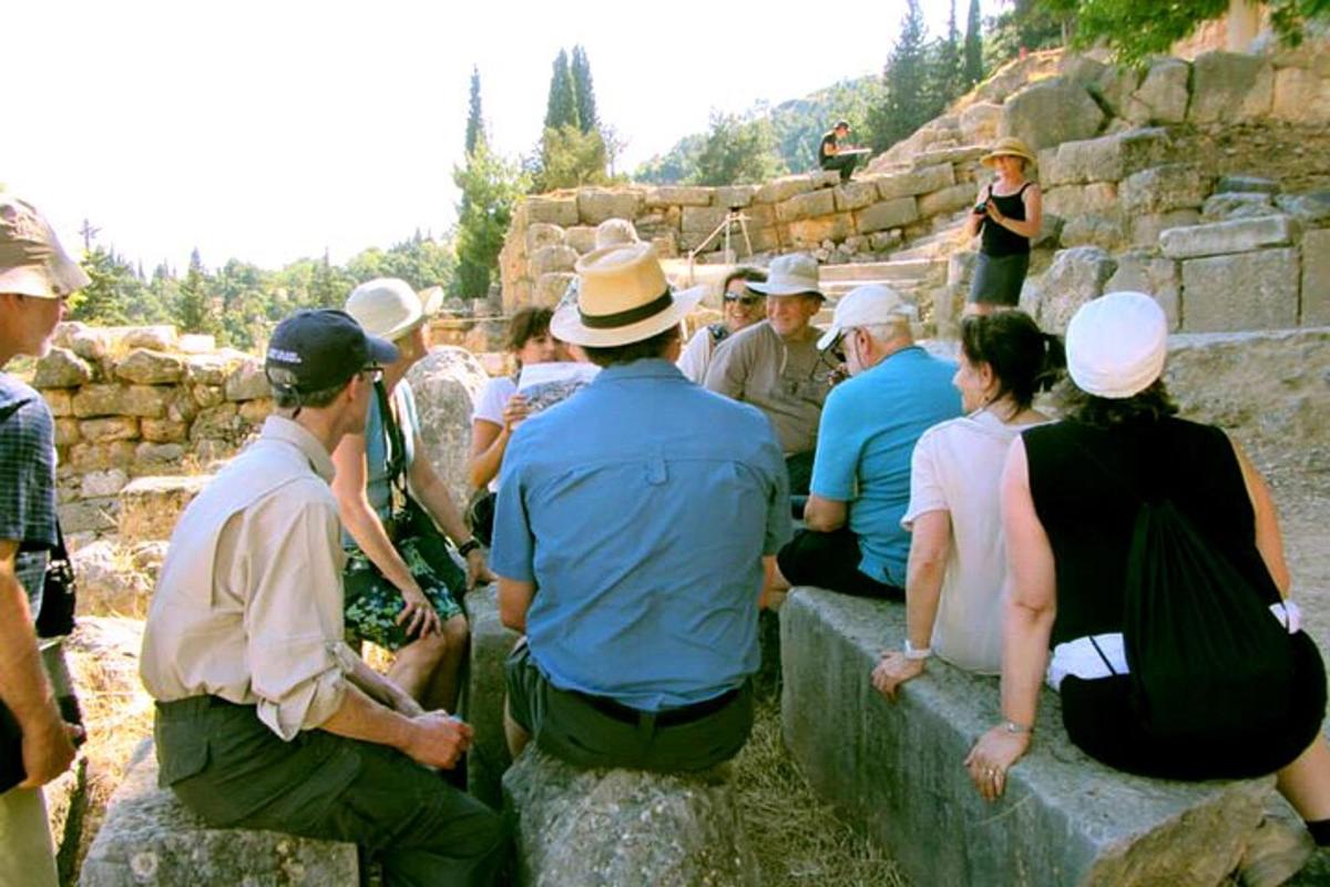 一群人坐在石墙上