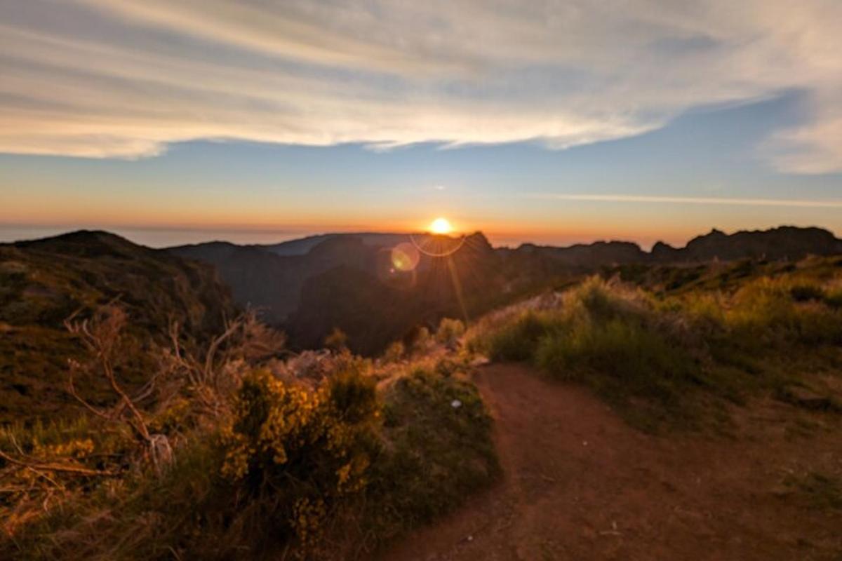 ein Sonnenuntergang von der Spitze eines Berges