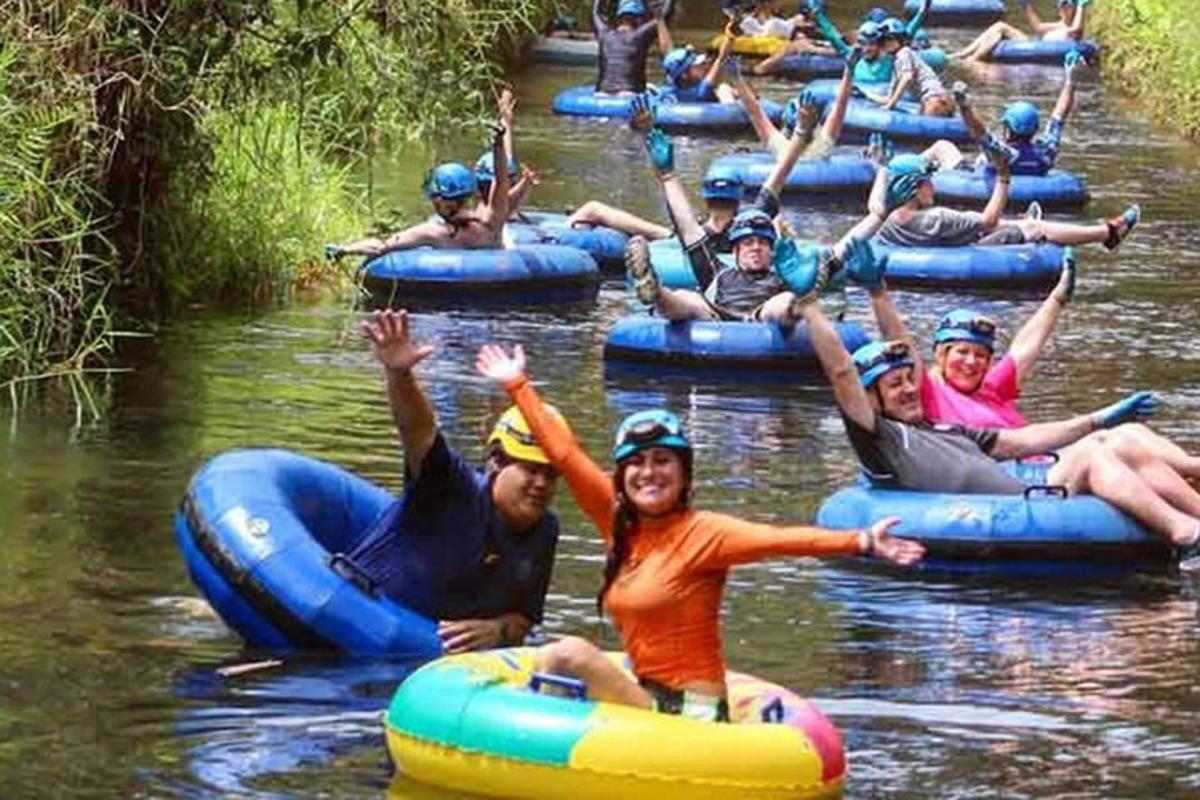 um grupo de pessoas descendo um rio de rafting