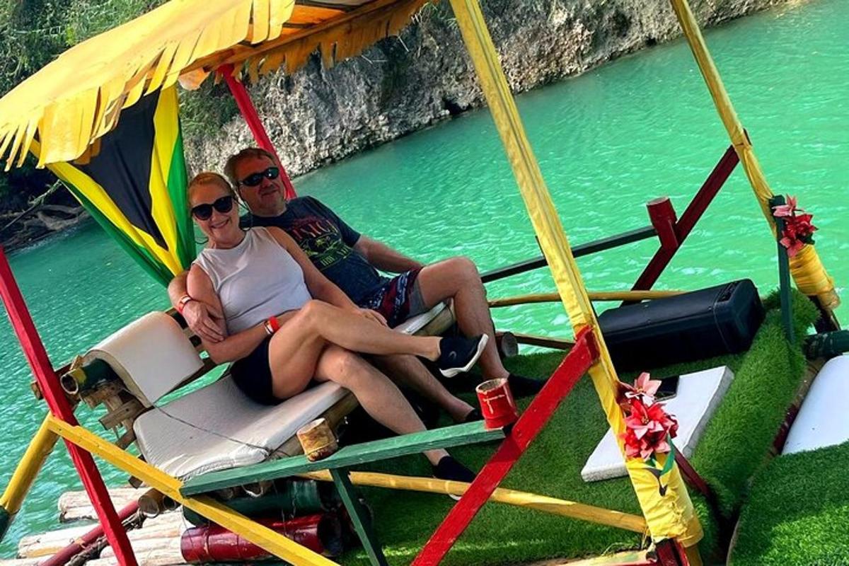 due uomini seduti su una barca in acqua