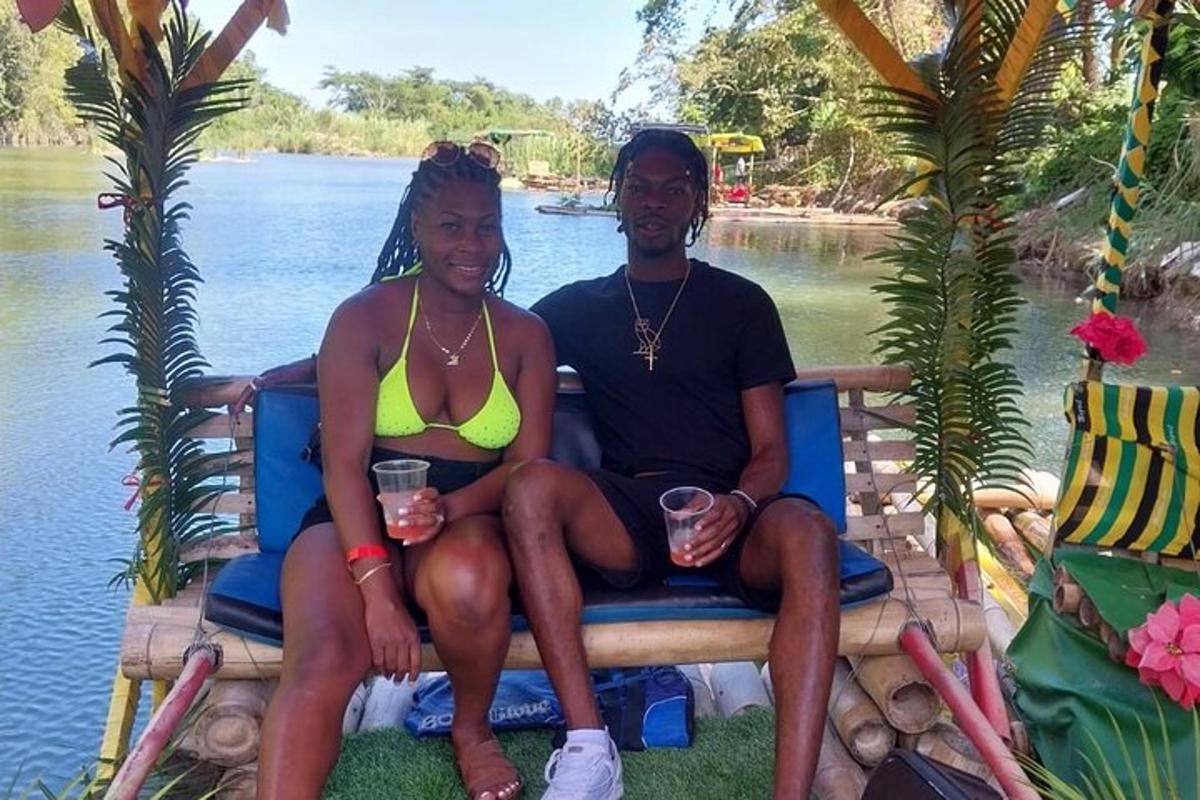 un uomo e una donna seduti su una panchina vicino all'acqua