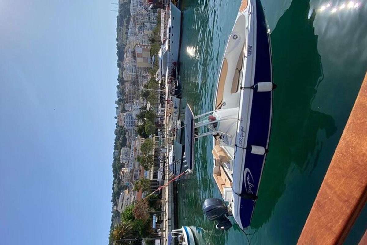 letecký pohled na loď ve vodě