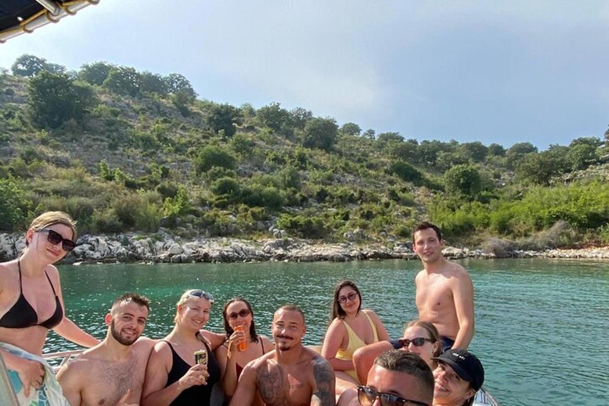 skupina lidí na lodi ve vodě