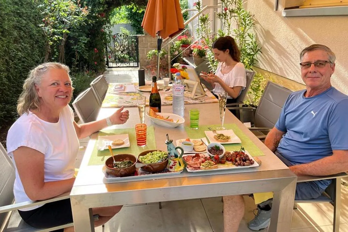 Dîner traditionnel suisse: Fondue au fromage, entrées et dessert – photo 13
