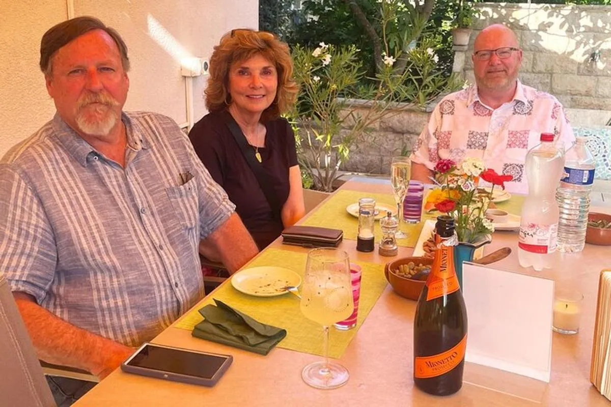 Dîner traditionnel suisse: Fondue au fromage, entrées et dessert – photo 14