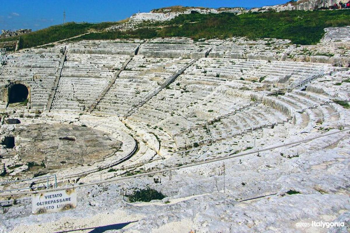 un amfiteatru antic cu un munte în fundal
