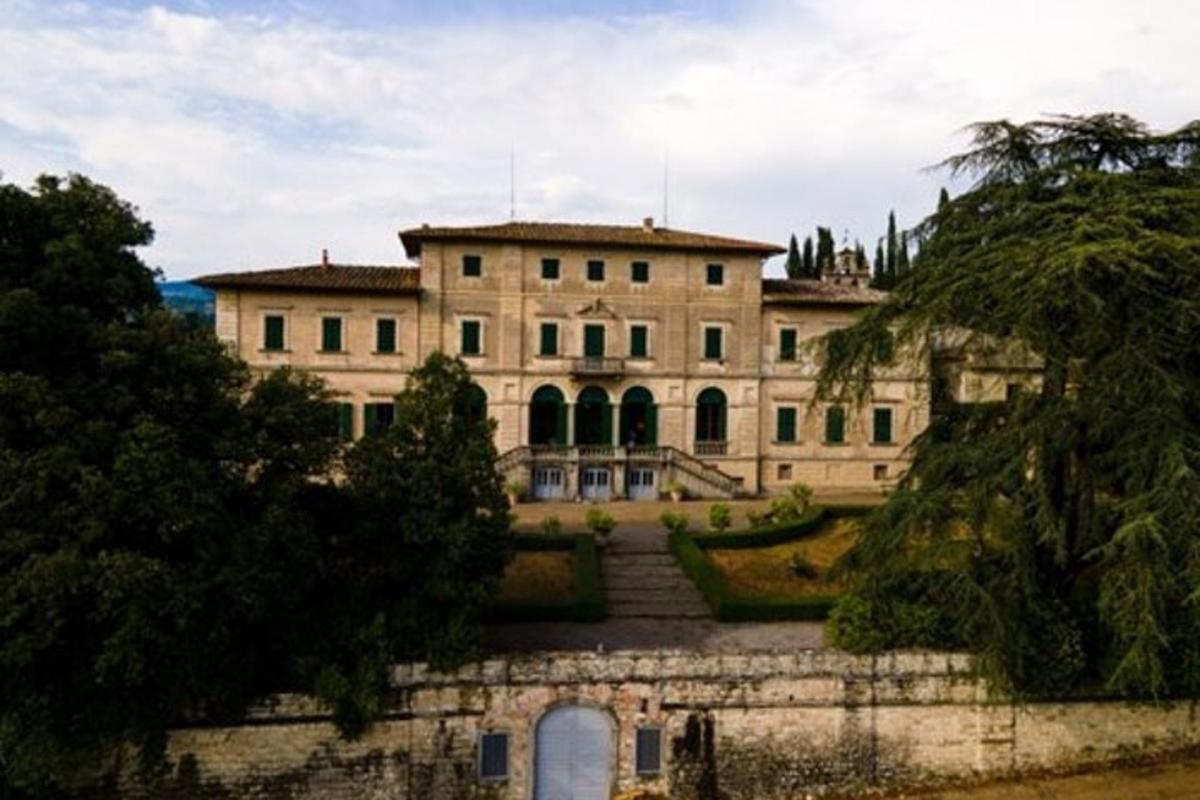 ένα μεγάλο σπίτι με πέτρινο τοίχο μπροστά του