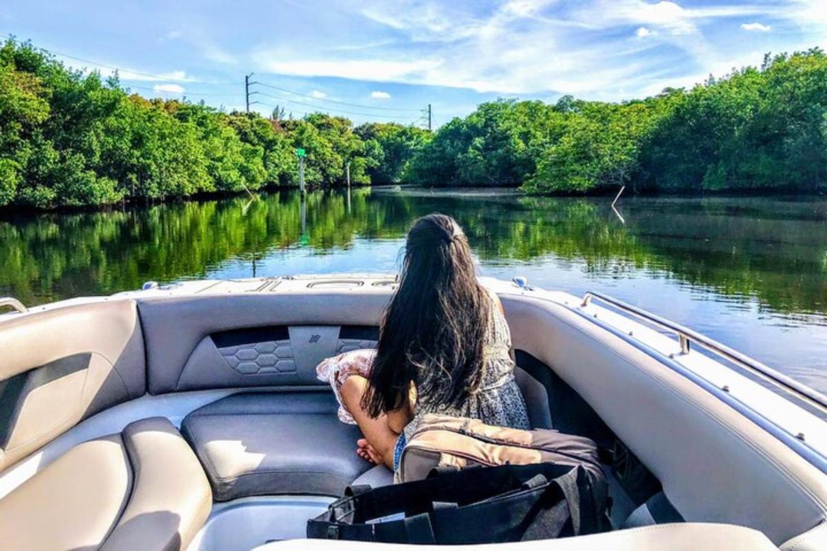 una donna seduta sul retro di una barca su un fiume