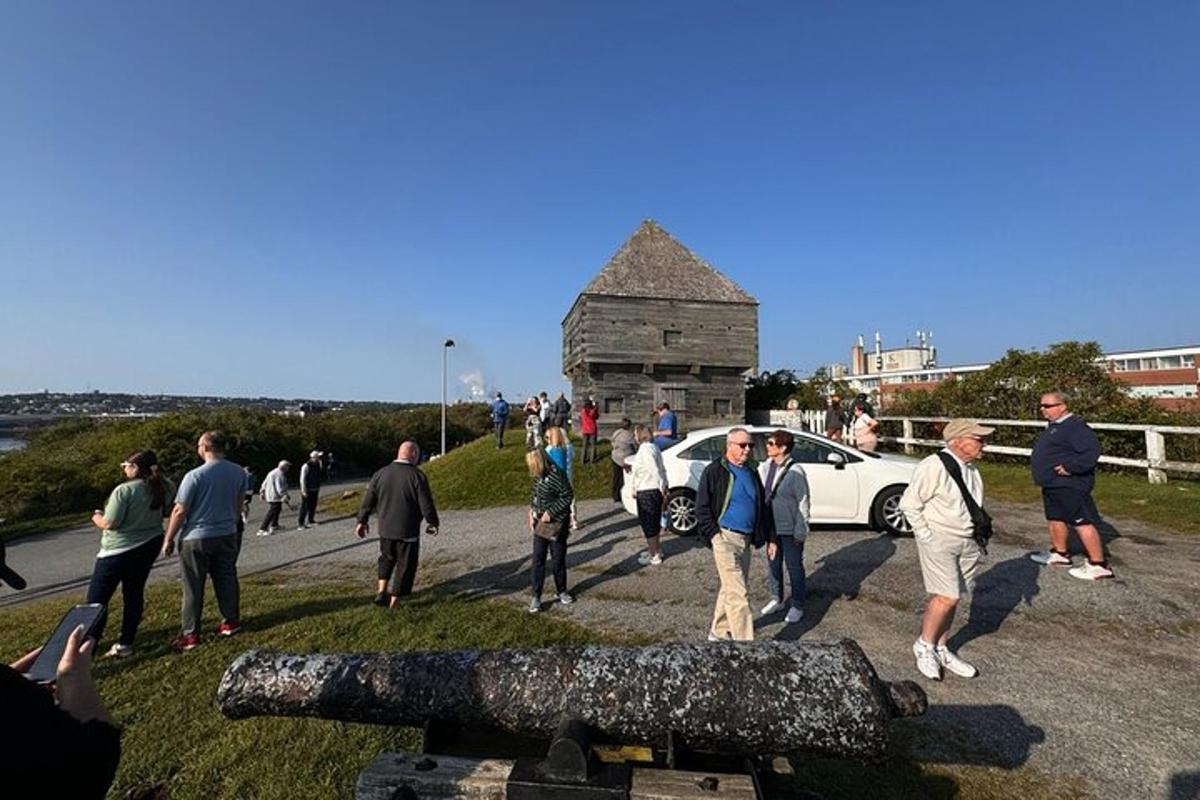 一群人围着大炮