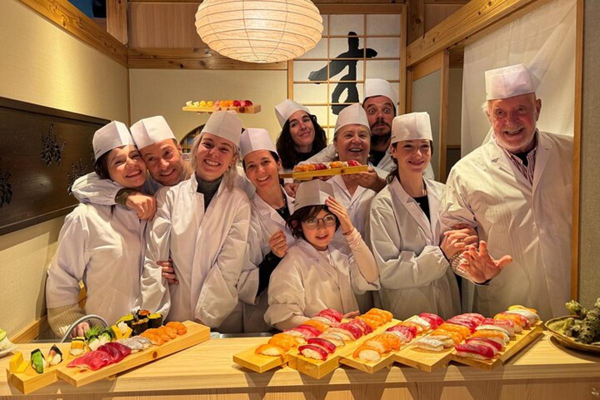 un gruppo di chef in posa per una foto in cucina