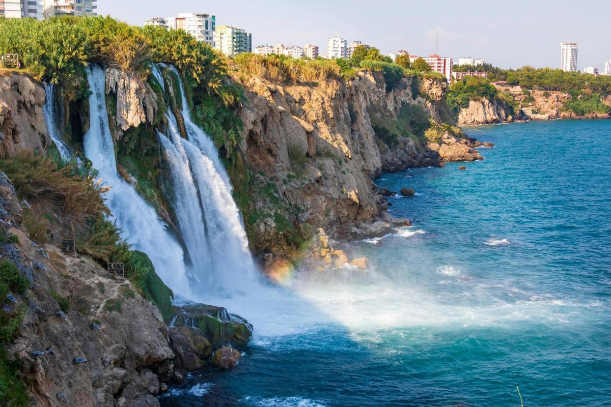 una cascata su una scogliera vicino all'acqua