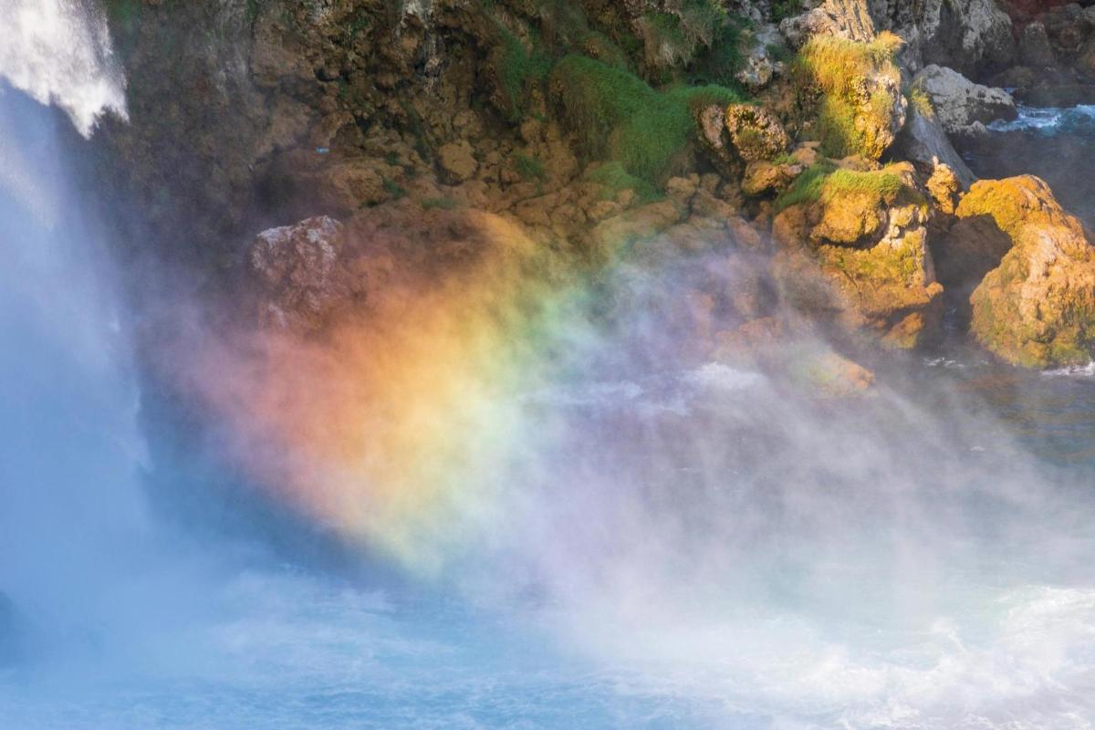un arcobaleno in mezzo a una cascata