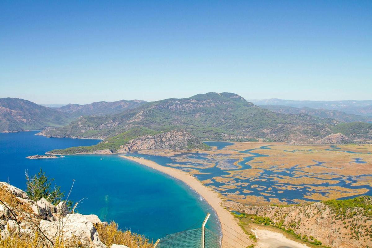 vista d'una platja amb muntanyes al fons