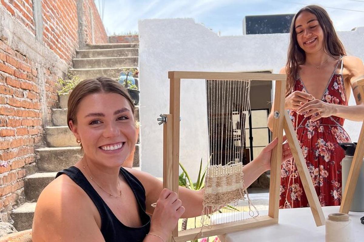 两个女人站在鸟笼旁边