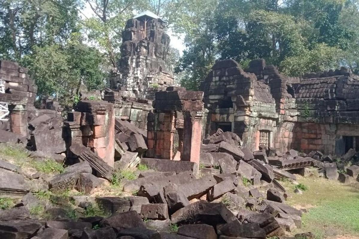 le rovine di un edificio con rocce e alberi