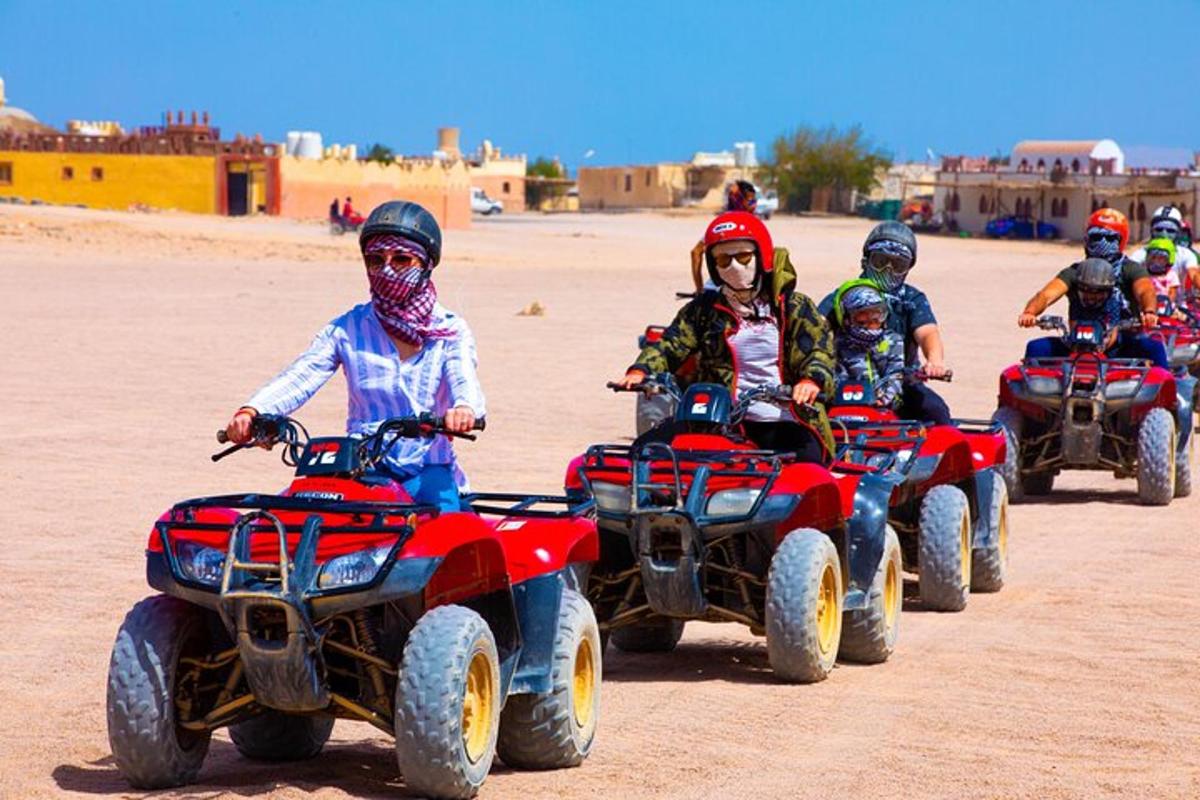 un gruppo di persone in sella a quad nel deserto