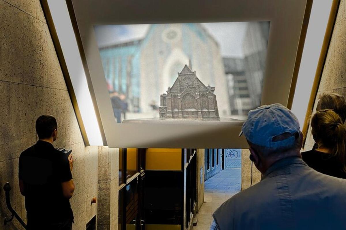 um homem olhando para a foto de um prédio