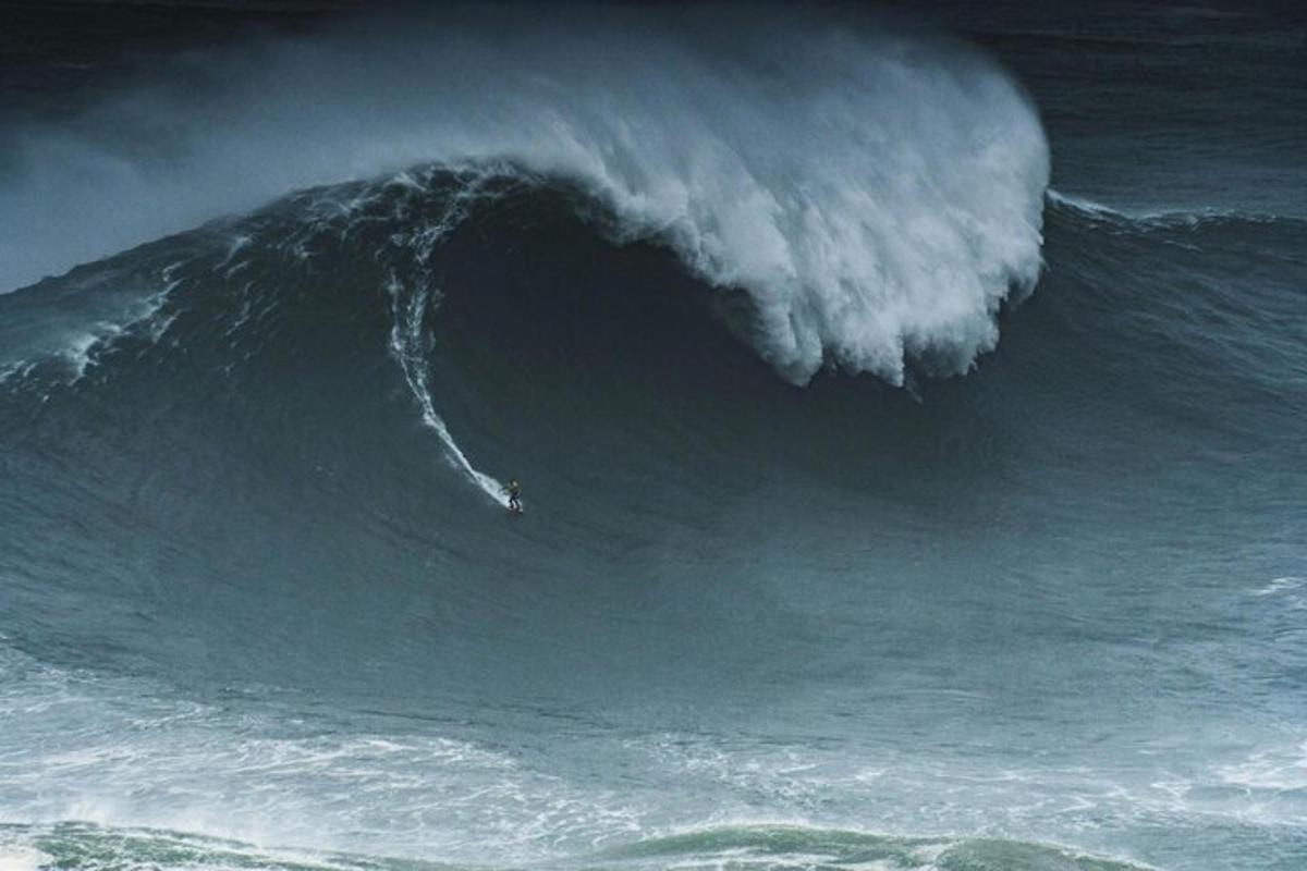 un surfista cavalcant una gran onada a l'oceà