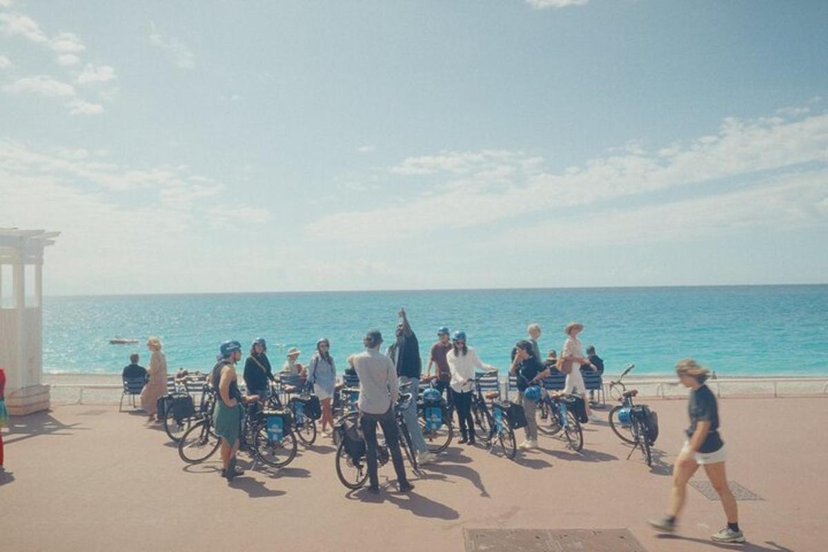 un gruppo di persone in bicicletta sulla spiaggia