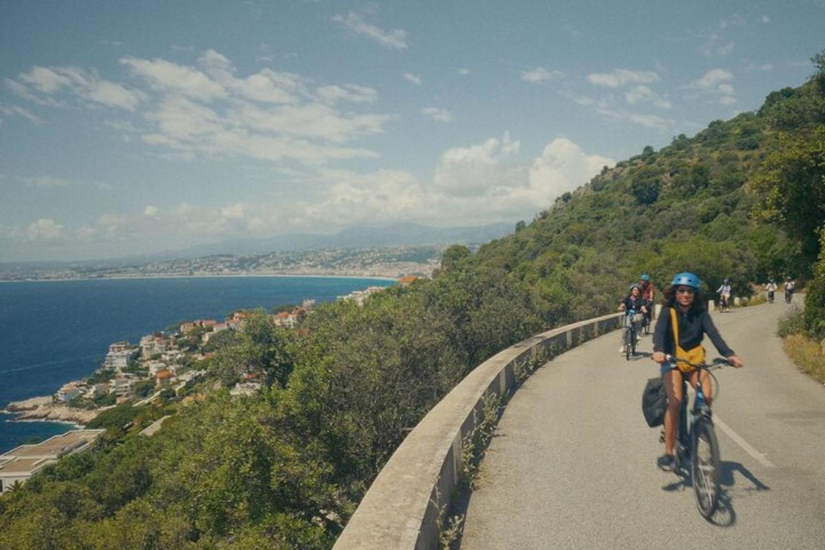 due persone in bicicletta su una strada vicino all'acqua