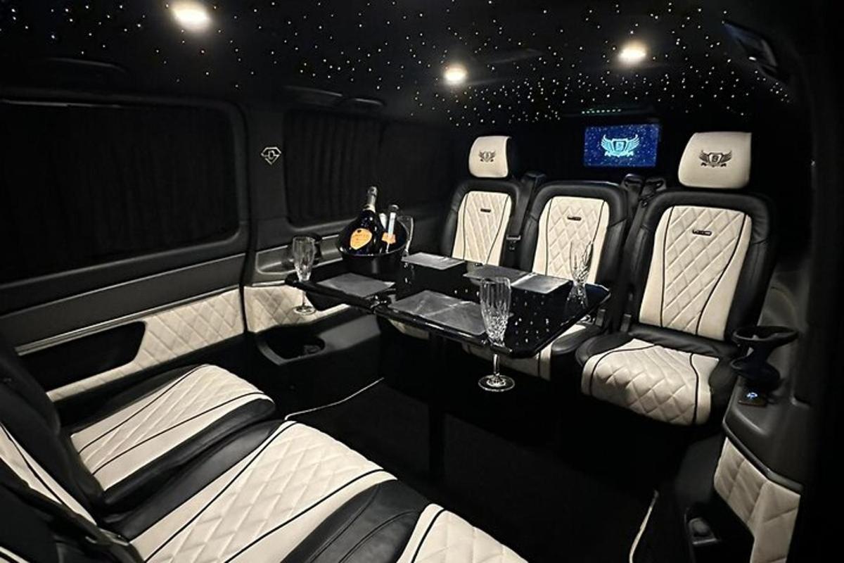 Innsýn í limousinebíl með borði