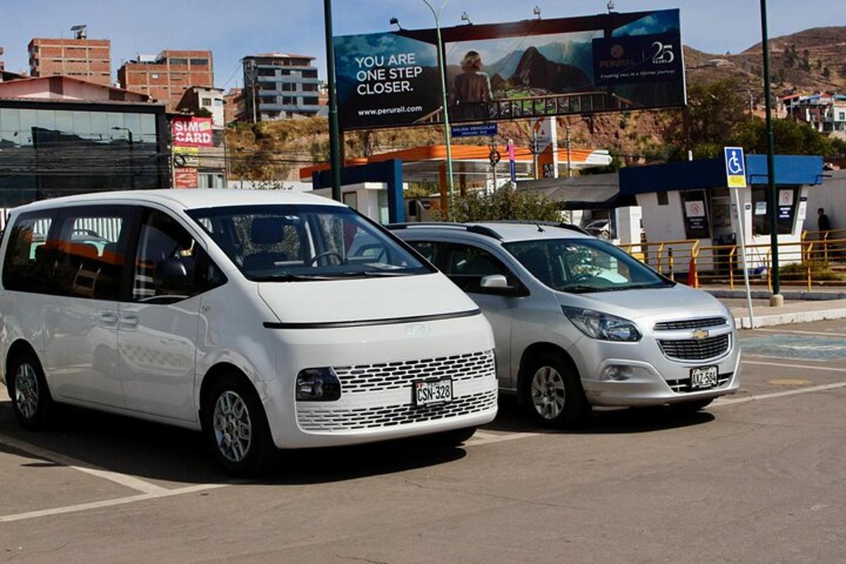 bir otoparkta park edilmiş iki beyaz araba