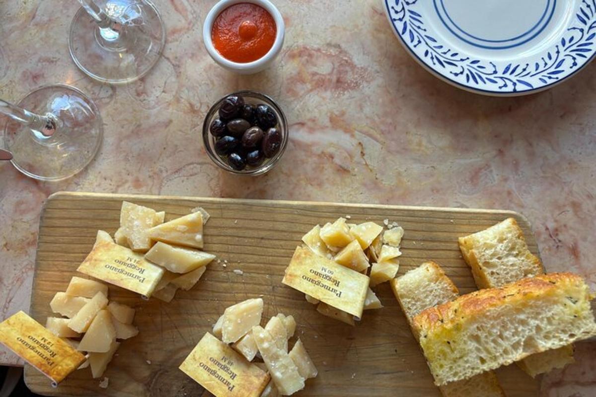 một thớt gỗ đựng phô mai và bánh mì trên bàn