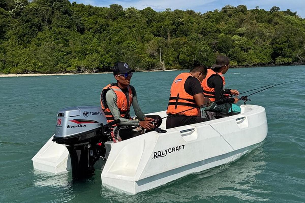 Un grupo de hombres en un pequeño bote en el agua.