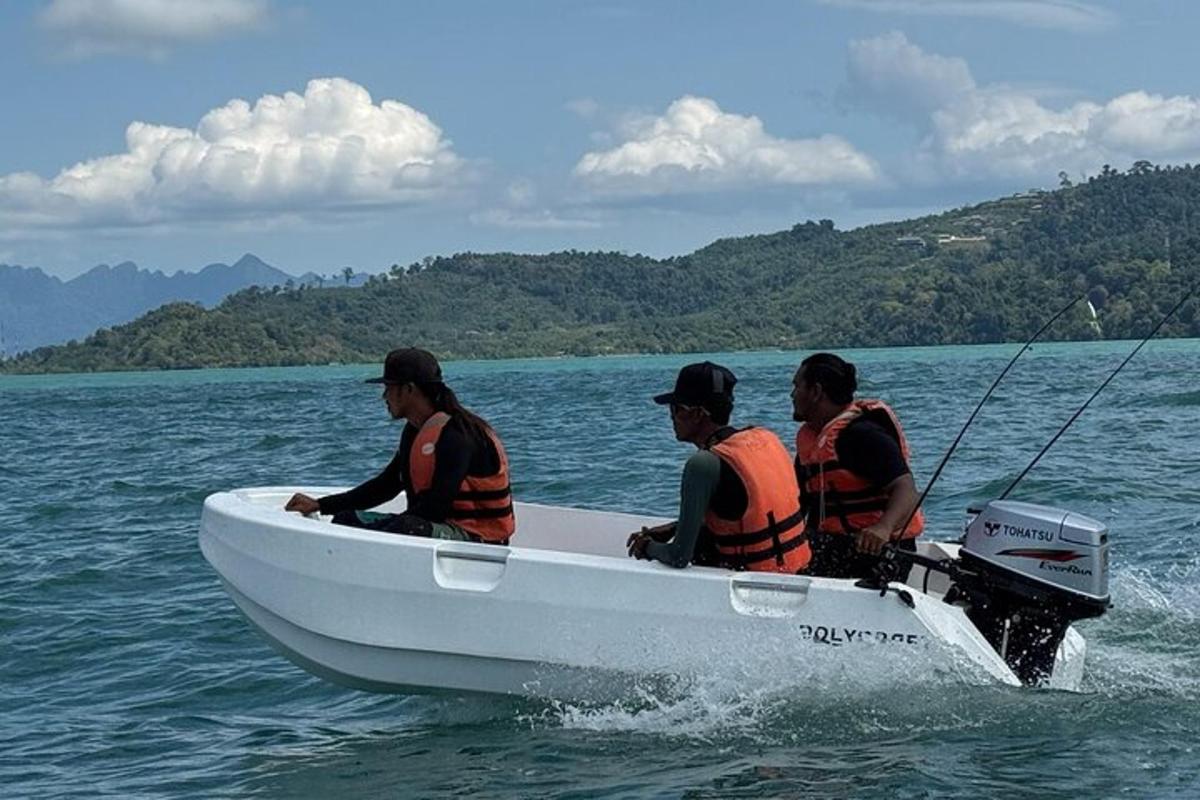 três homens em um barco na água