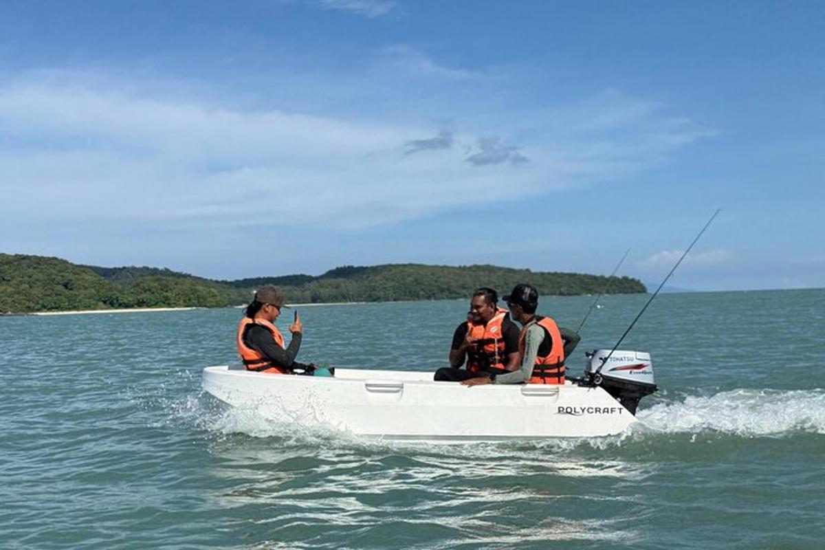 um grupo de pessoas em um barco na água