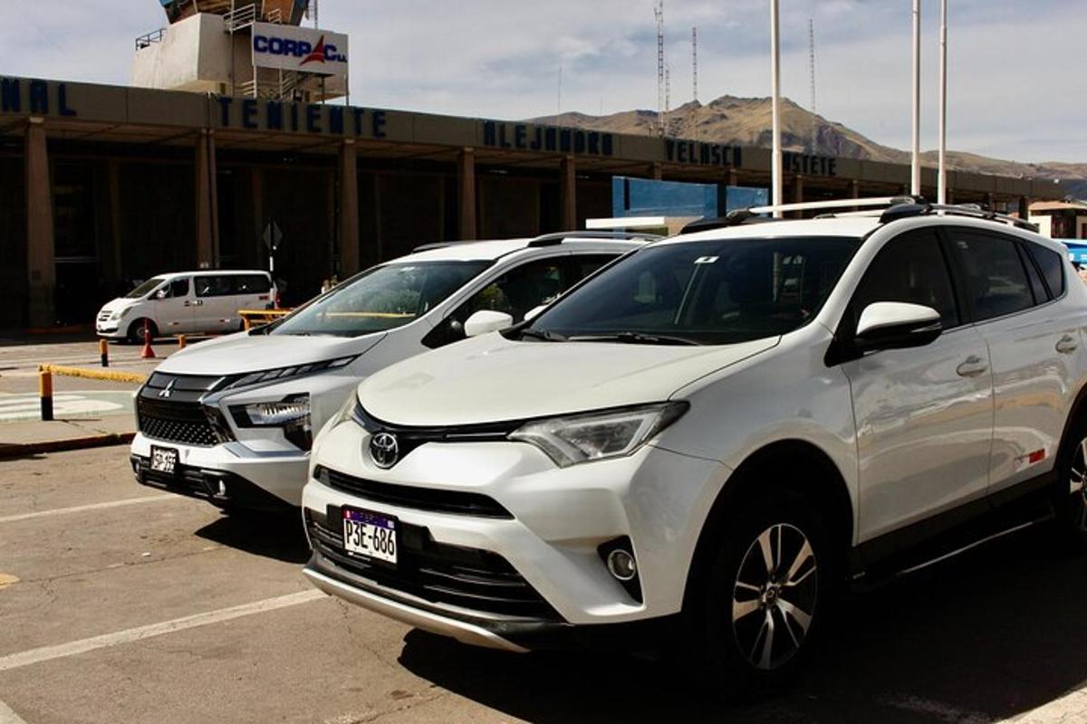 uma fileira de carros estacionados em um estacionamento