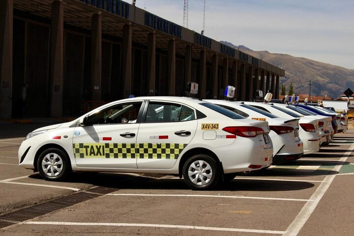 uma fileira de carros brancos estacionados em um estacionamento