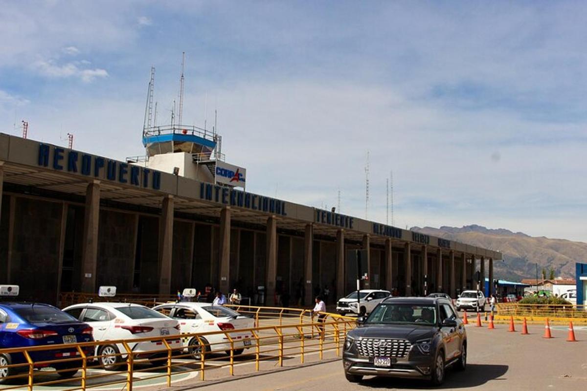 um aeroporto com carros estacionados em um estacionamento