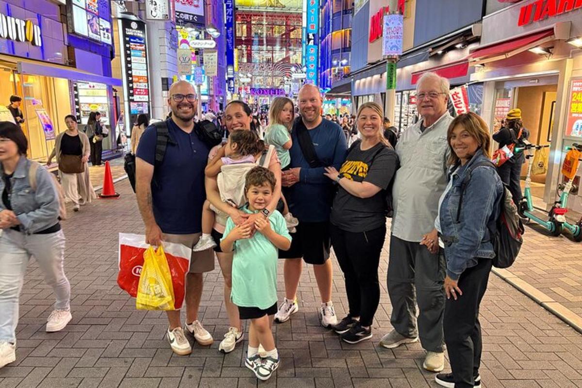Un grupo de personas posando para una foto en un centro comercial.
