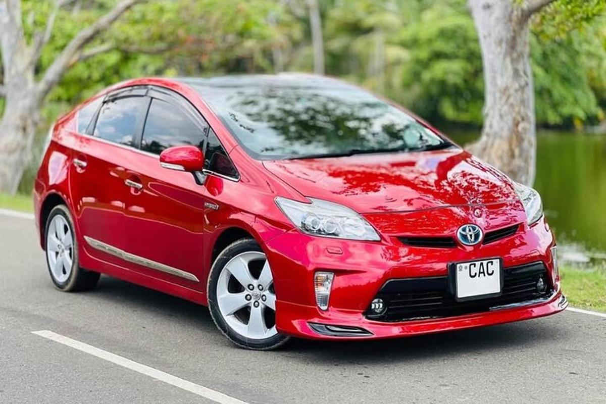 un'auto rossa è parcheggiata in un parcheggio