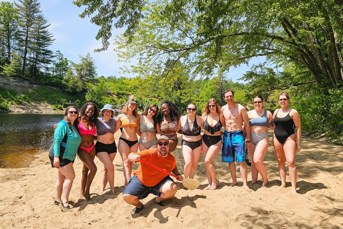 um grupo de pessoas em pé na praia