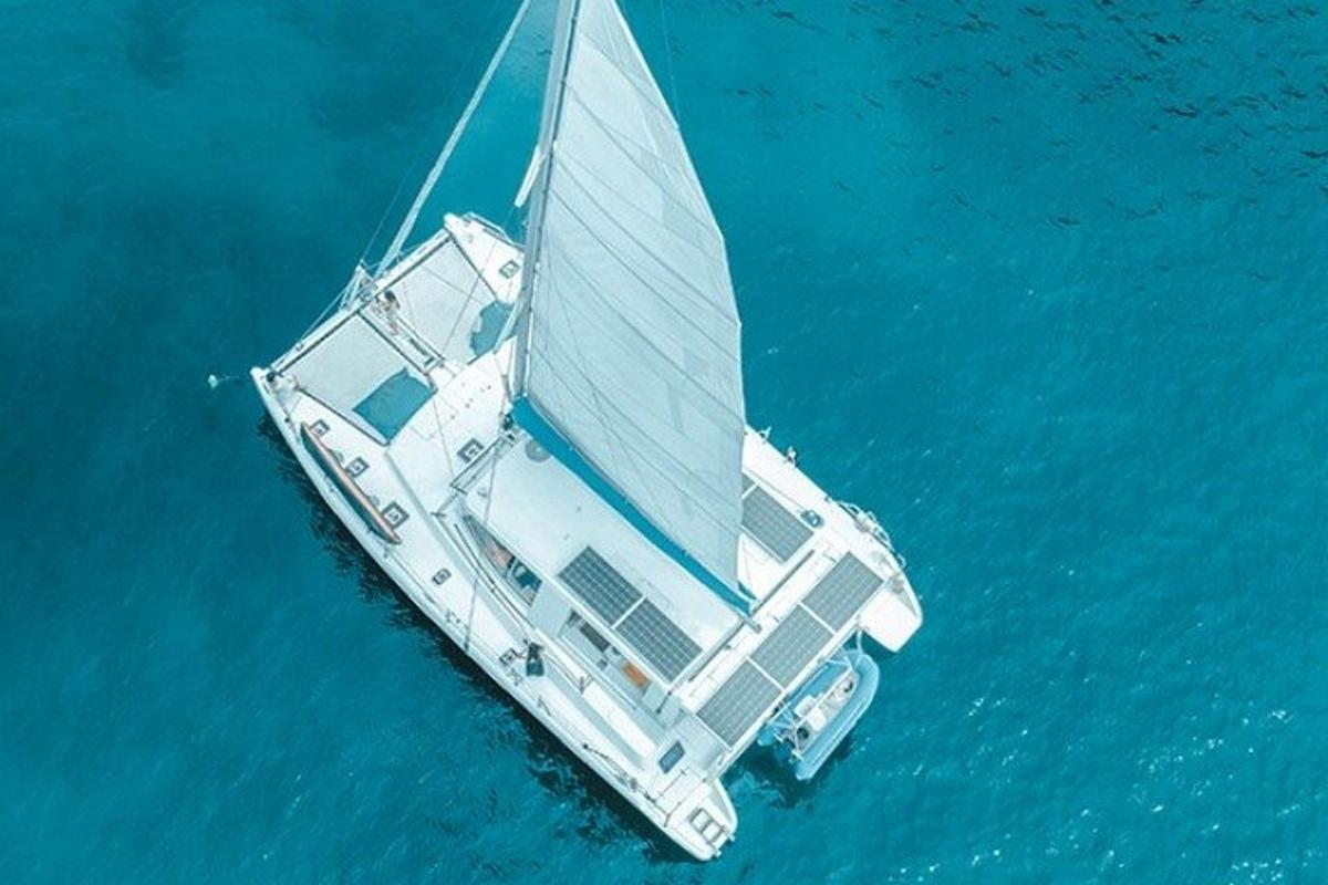 pemandangan atas perahu layar putih di dalam air
