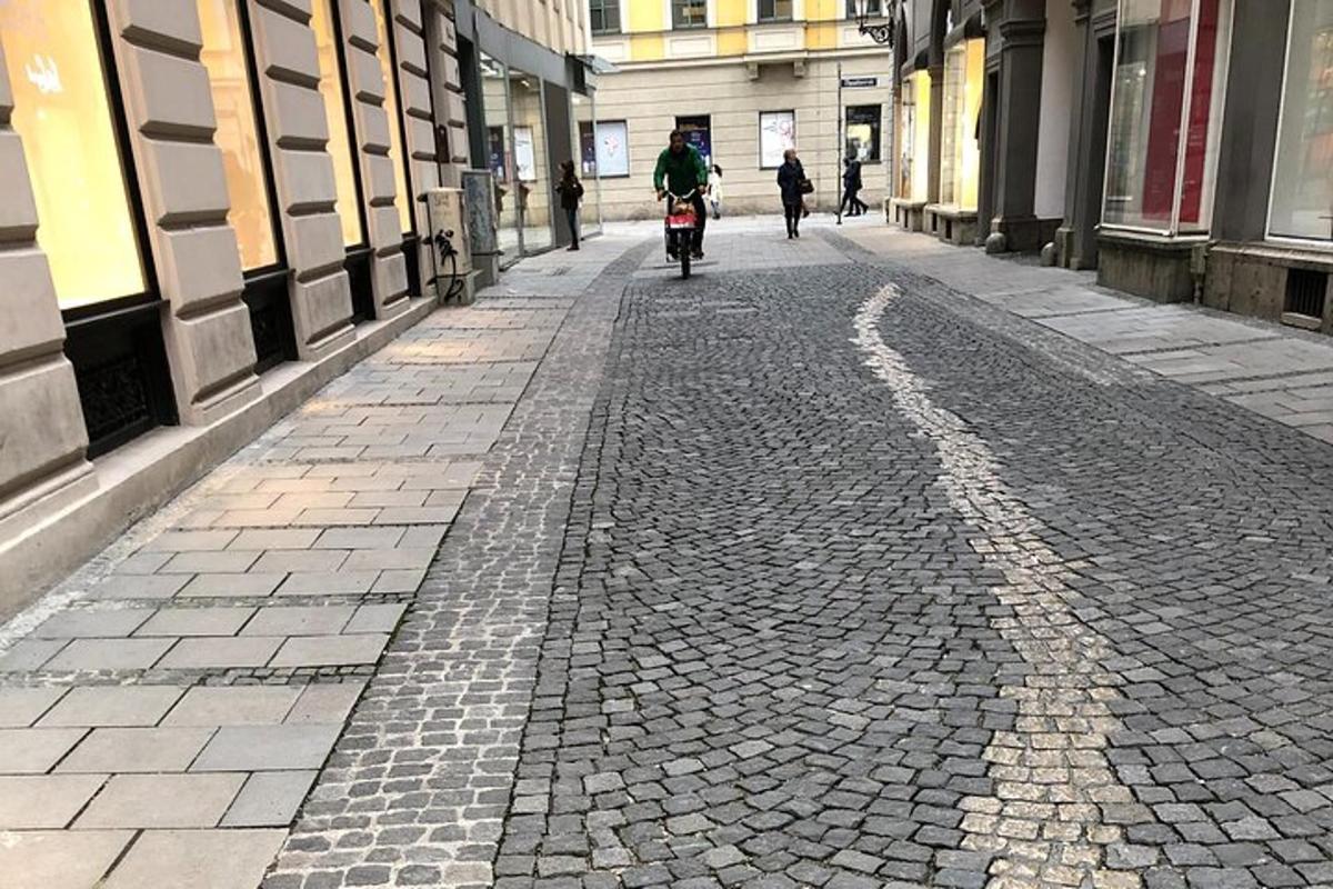 inimene sõidab jalgrattaga mööda munakivitänavat